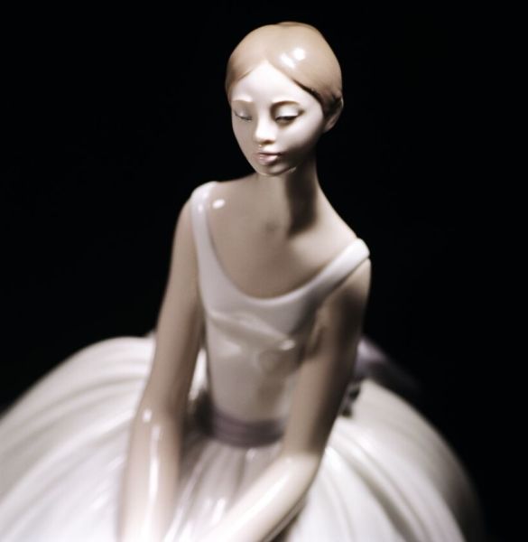 Lladro Refinement Ballet Woman