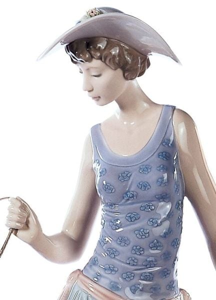 Lladro Elegant Promenade Woman