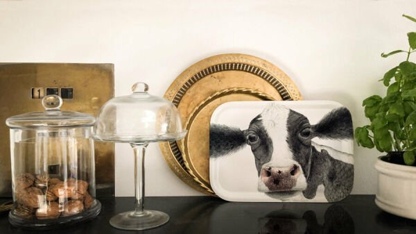 Charlotte Nicolin Tepsi Rosa The Cow 43*33cm