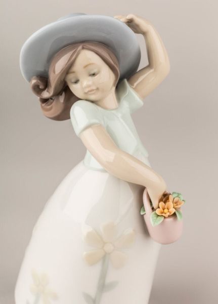 Lladro Little Daisy Girl
