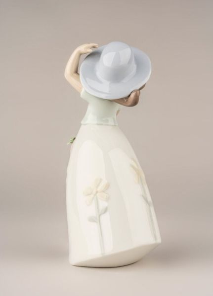 Lladro Little Daisy Girl