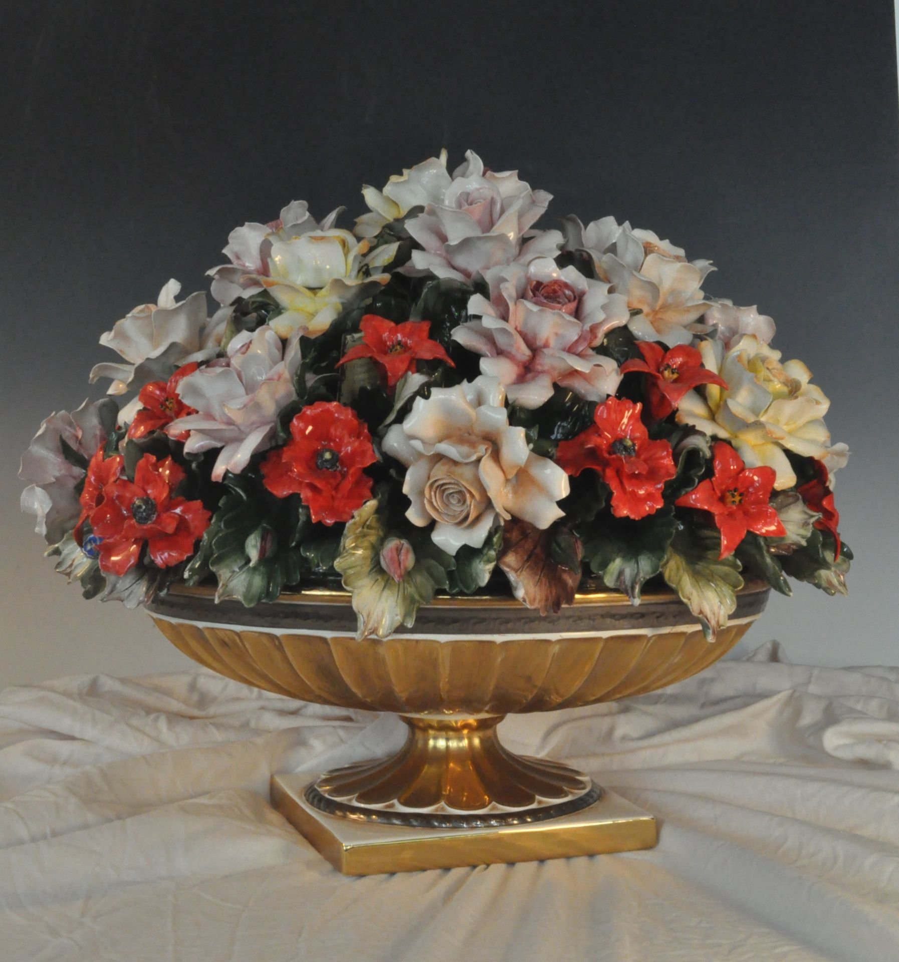 I BORBONE-EL İŞİ KAPODİMONTE EN BÜYÜK ÇİÇEKLİ OBJE- FLOWERS COMPOSITION ON GOLD/PLATINUM CUP