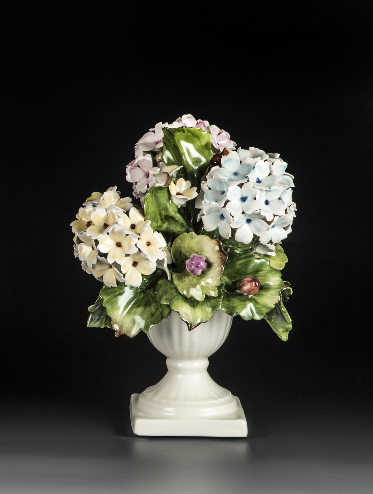 I BORBONE-EL İŞİ KAPODİMONTE ORTANCALI AYAKLI OBJE- CUP WITH HYDRANGEAS h: 28 cm.