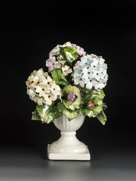 I BORBONE-EL İŞİ KAPODİMONTE ORTANCALI AYAKLI OBJE- CUP WITH HYDRANGEAS h: 28 cm.