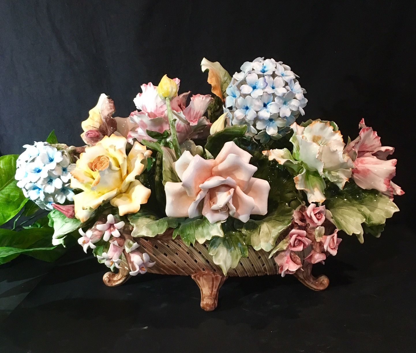 I BORBONE-EL İŞİ KAPODİMONTE SAKSISINDA  ÇİÇEKLİ DEKOR- HAND FEETS BASKET MIX FLOWERS