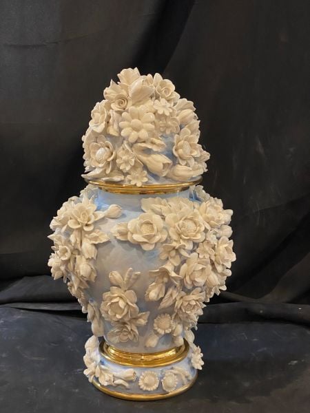 I BORBONE-EL İŞİ KAPAKLI MAVİ KÜP BEYAZ ÇİÇEK DESENLİ- BLUE VASE FLOWERS DECOR