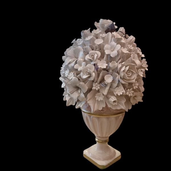 I BORBONE- EL İŞİ KAPODİMONTE PEMBE KÜP TABANLI, BEYAZ ÇİÇEK SÜSLEMELEİ-PİNK VASE WITH WHITE FLOWERS 40CM