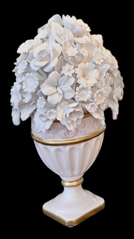 I BORBONE-EL İŞİ KAPODİMONTE PEMBE, TABANLI PEMBE ÇİÇEKLİ OBJE- PINK VASE WITH WHITE FLOWERS 38 CM