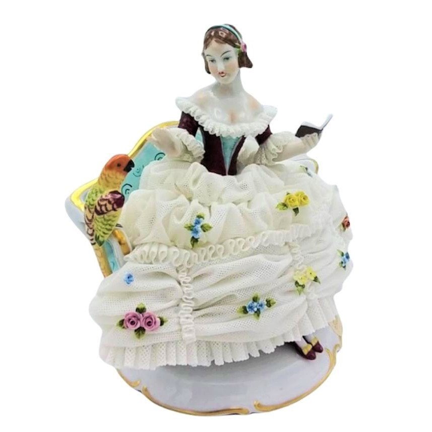 TETTAU CAPODİMONTE PAPAĞANLI KIZ h:23 cm. h:24 cm.